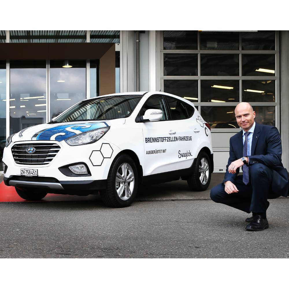 Erster Schweizer Kunde mit Wasserstofffahrzeug von Hyundai unterwegs