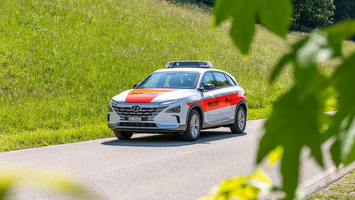 Kantonspolizei Zürich ist künftig mit wasserstoffbetriebenem Hyundai NEXO unterwegs