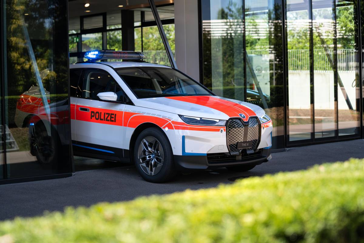 BMW Schweiz liefert der Polizei einen umgebauten iX