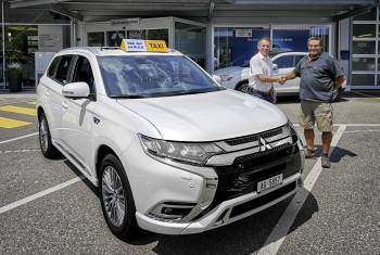 «Wädi Taxi» entscheidet sich für den Mitshubishi Outlander PHEV 