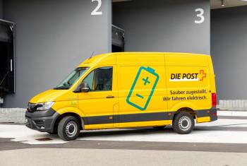 Die gelbe Fahrzeugflotte der Post auf grünem Kurs